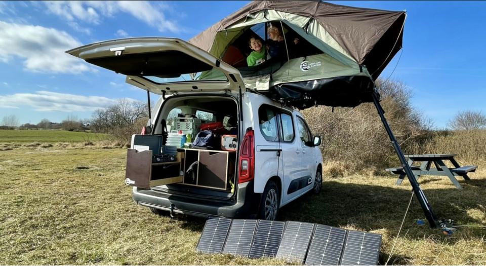 FOTO - Teltet på taget af bilen