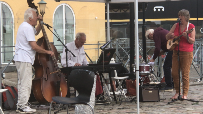 Orkestret i fuld gang med den gode musik