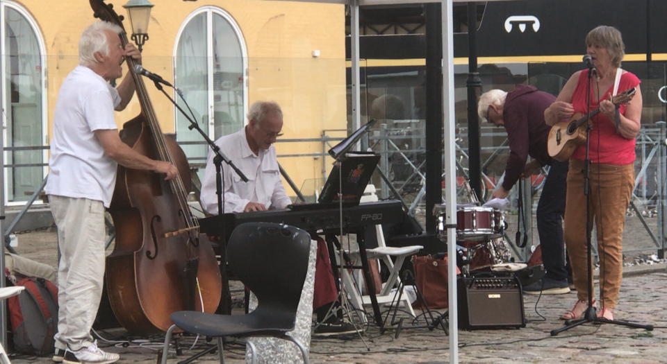 Orkestret i fuld gang med den gode musik