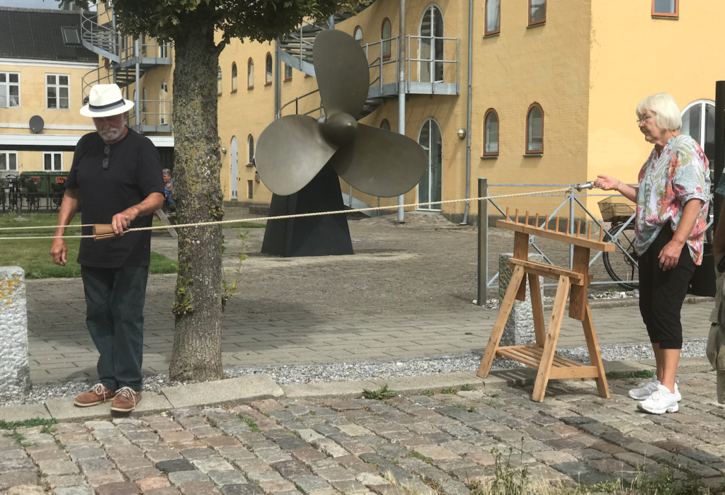 Der fremstilles tovværk på havnen